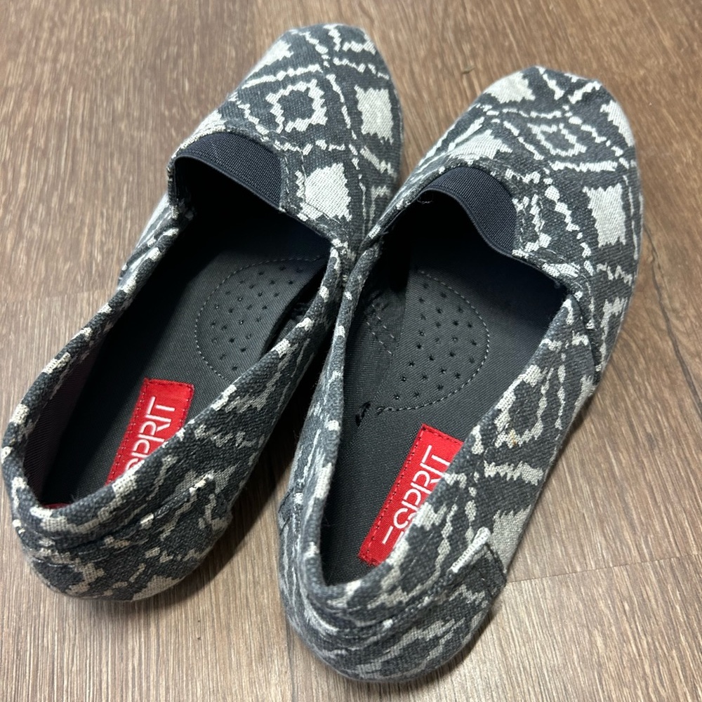 NWT Women's ESPRIT Gray and White Tribal Patterned Shoes Size 6 - Picture 4 of 4